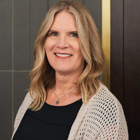 Elizabeth Jewell headshot